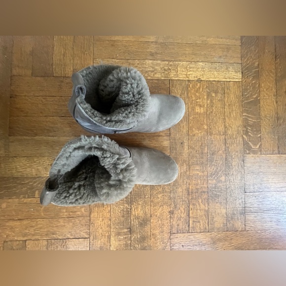 No.6 5" Pull On Shearling Clog Boot on Mid Heel in Grey Suede - Picture 13 of 14